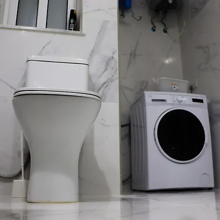 Beachfront Dr Gazde/Camere de închiriat St. Paul's Bay