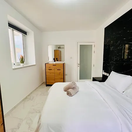 Beachfront Dr Gazde/Camere de închiriat St. Paul's Bay